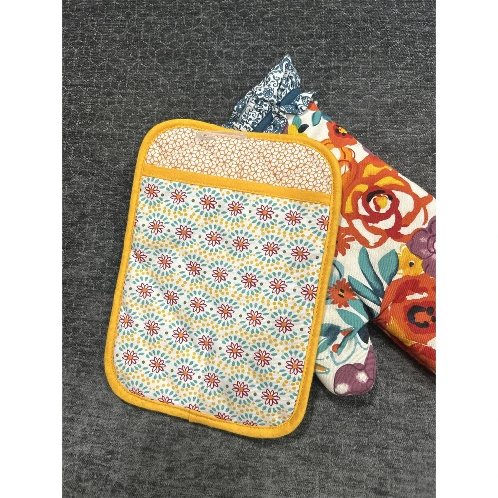 The Pioneer Woman Kitchen Set‎ 2 Piece Flea Market Pot Holder and Oven Mitt NEW